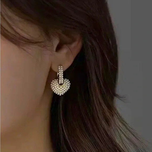 NWT Gold plated and Pearl heart Huggie earrings - Picture 3 of 4